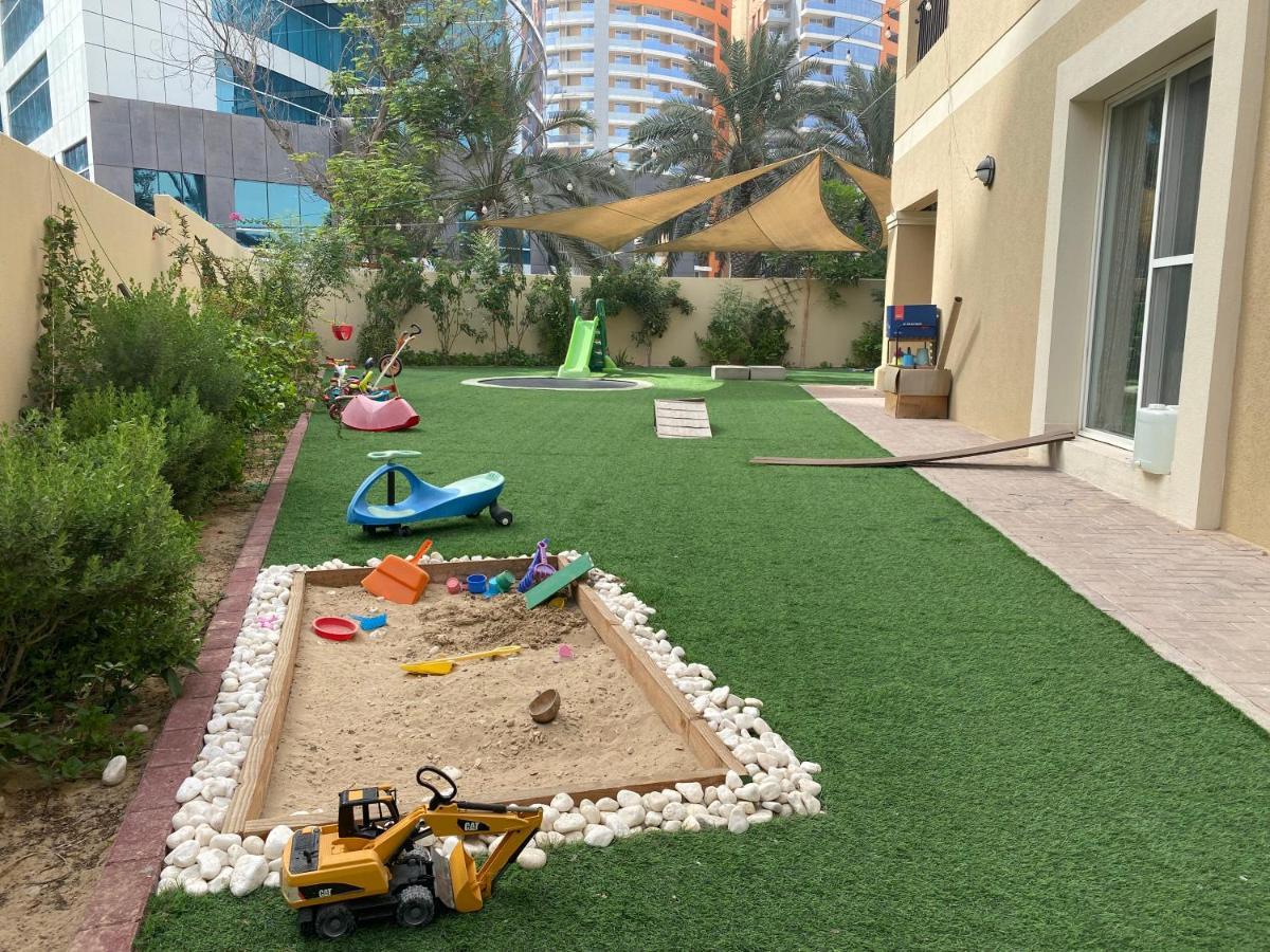 Spacious 4-Bedroom Villa, Children Friendly Dubai Esterno foto