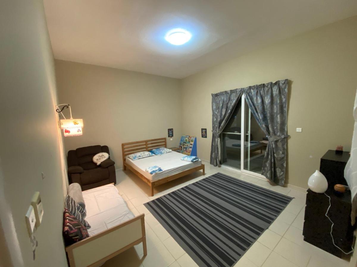 Spacious 4-Bedroom Villa, Children Friendly Dubai Esterno foto