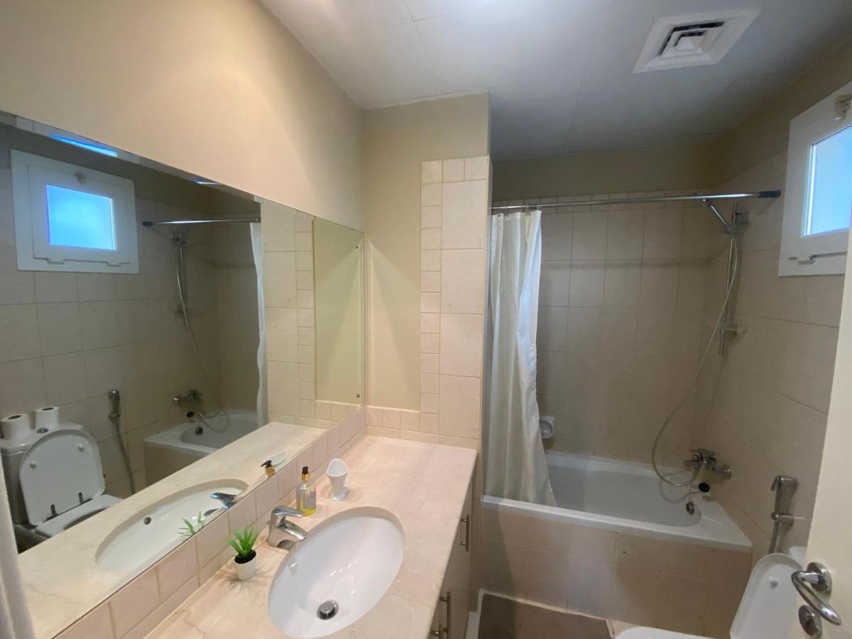 Spacious 4-Bedroom Villa, Children Friendly Dubai Esterno foto